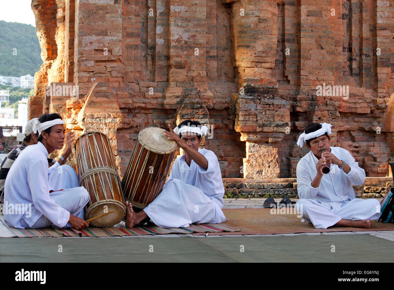 Cham riproduzione di musica tradizionale al Po Nagar Cham Towers di Nha Trang, Vietnam. Foto Stock