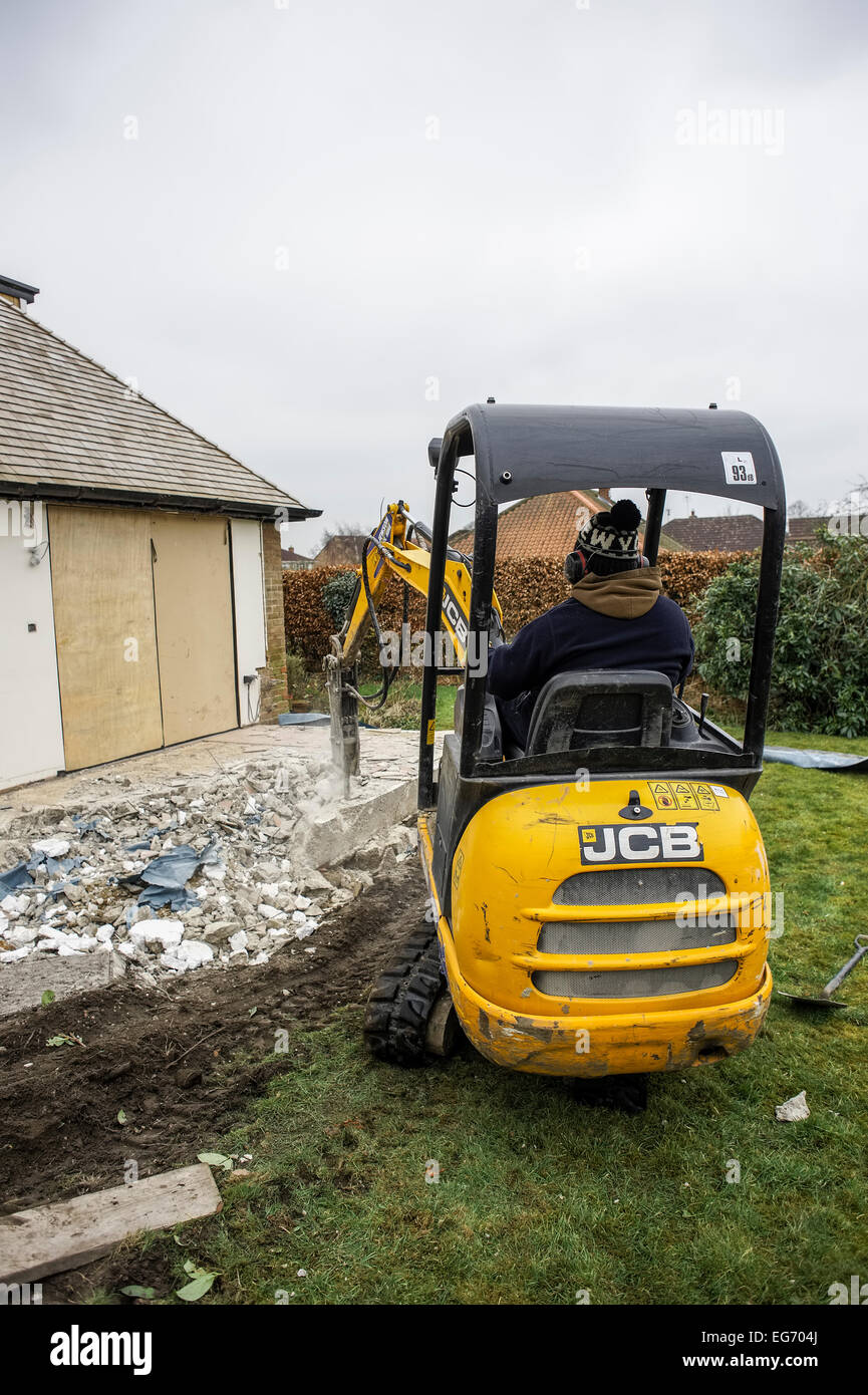 Smashing fondamenta per costruire una nuova estensione su una casa. Formato verticale con copyspace. Foto Stock
