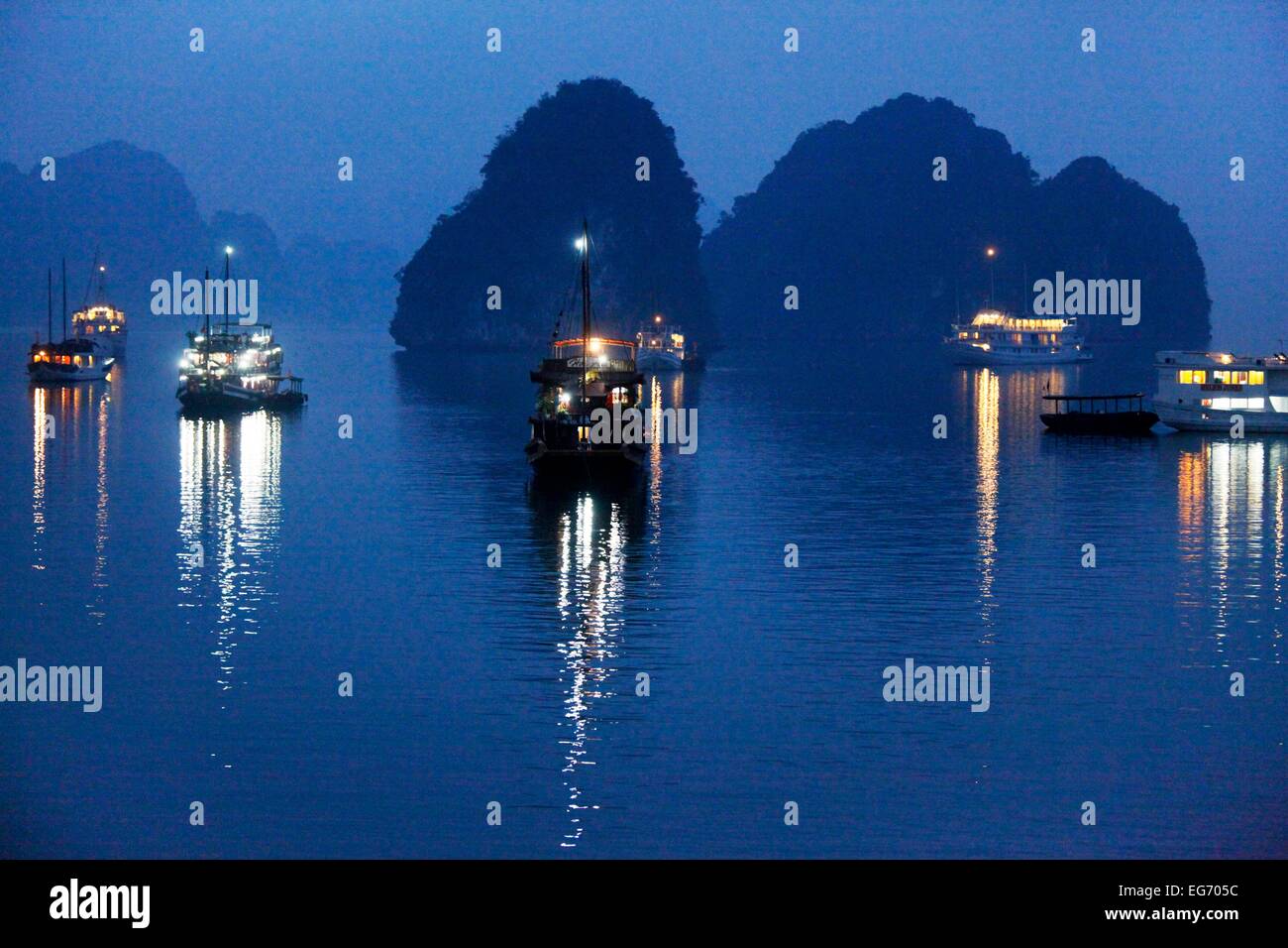 Giunche presso la Baia di Ha Long nel Golfo sulla Tonkin, Vietnam. Foto Stock