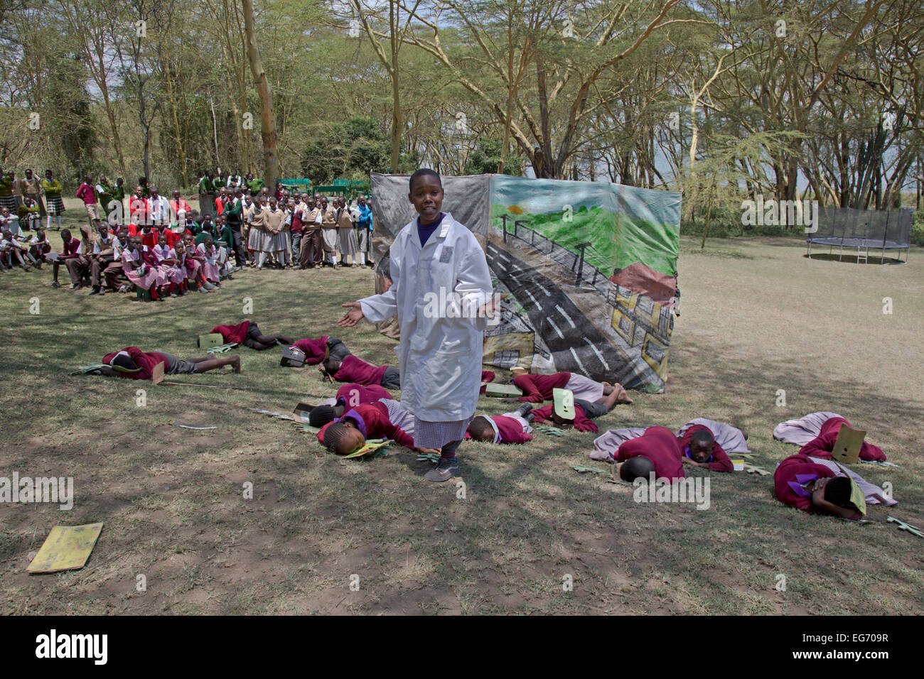 Dramma le presentazioni da parte di bambini kenioti venticinquesimo anniversario presso il campo Centro Studi Elsamere Lake Naivasha Kenya Foto Stock