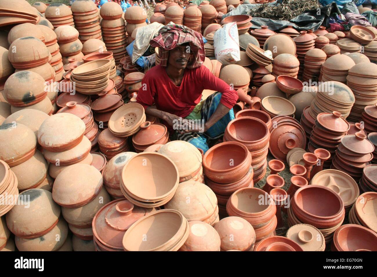 Un venditore vendono tradizionali ceramiche di terracotta a Dhaka Foto Stock