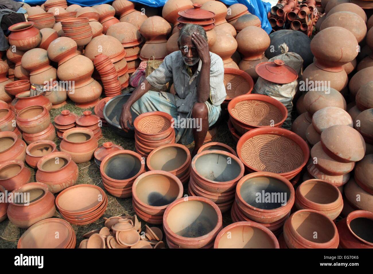Un venditore vendono tradizionali ceramiche di terracotta a Dhaka Foto Stock
