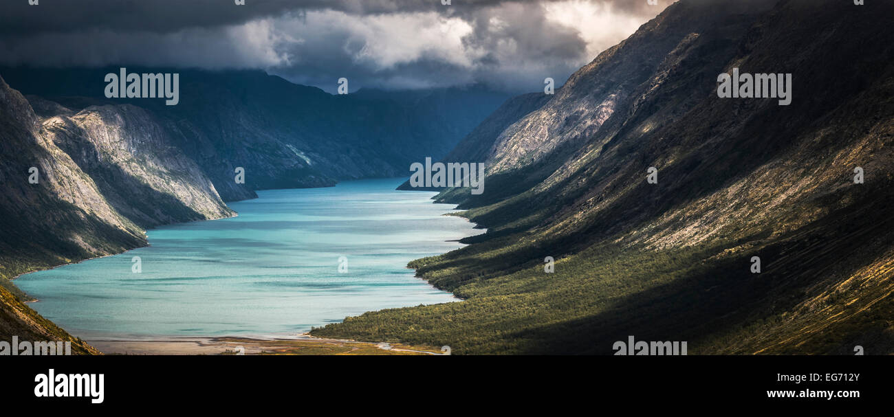 Jotunheimen, Norvegia - lago Gjende da Veslådalen, sul sentiero tra il DNT capanne di Fondsbu e Gjendebu Foto Stock