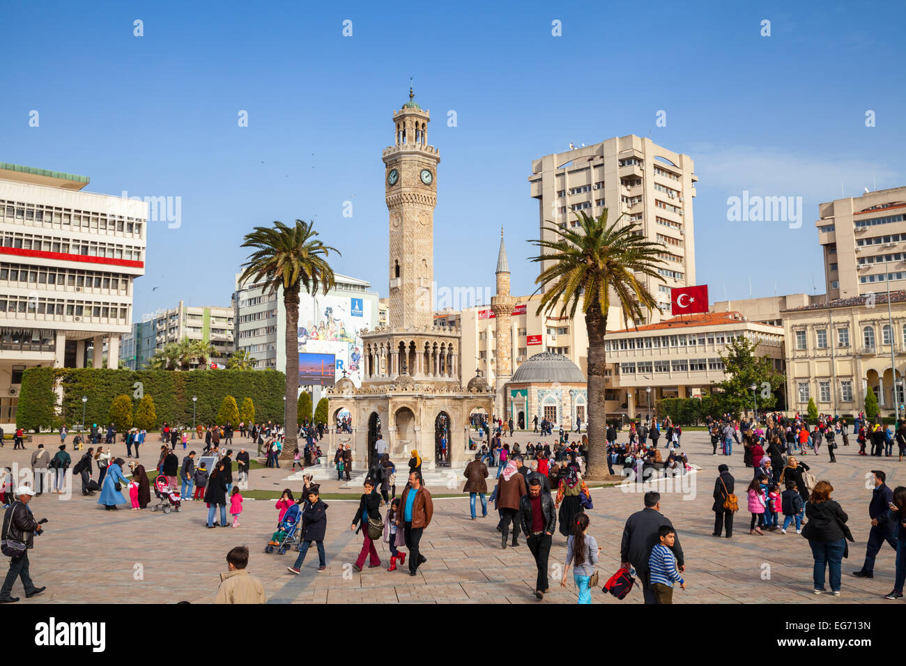 Izmir, Turchia - 5 Febbraio 2015: piazza Konak con la folla di turisti a piedi vicino alla storica torre dell'orologio, simbolo di Izmir C Foto Stock