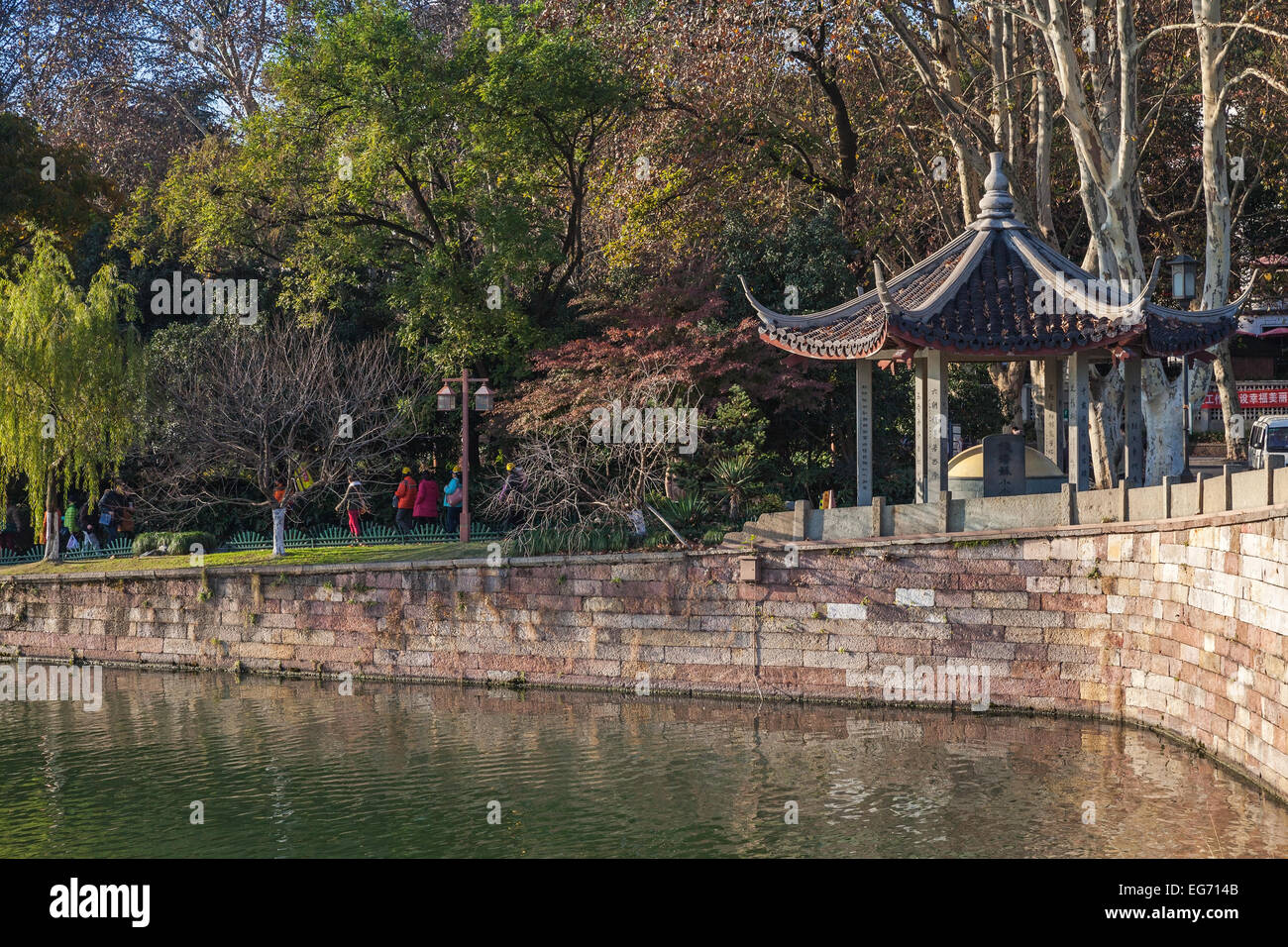 Hangzhou, Cina - 5 Dicembre 2014: Cinese tradizionale gazebo sulla costa nel famoso West Lake Park in Hangzhou Foto Stock