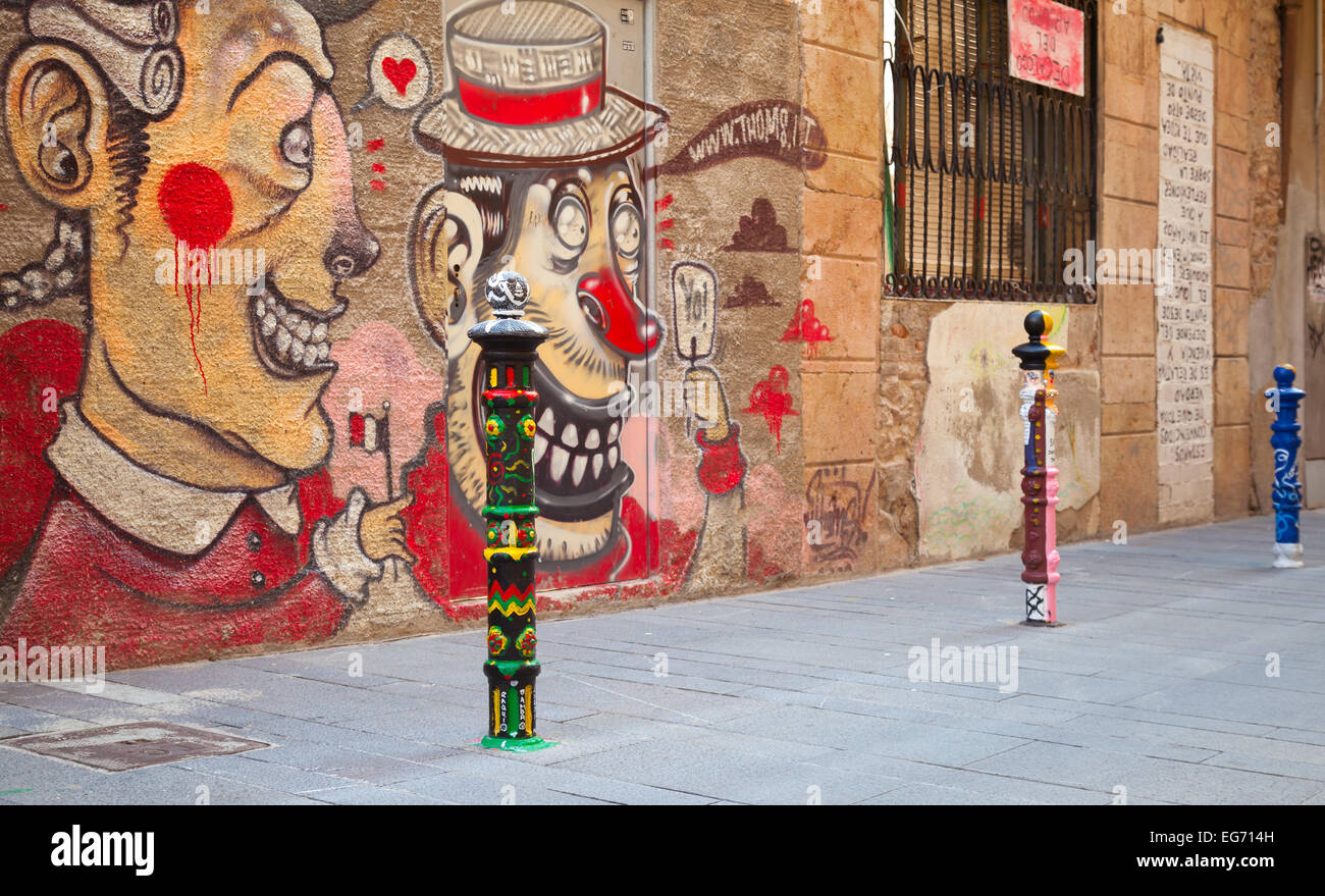 Tarragona, Spagna - 16 agosto 2014: coloratissimo graffito sulla parete in Tarragona, clown volti Foto Stock