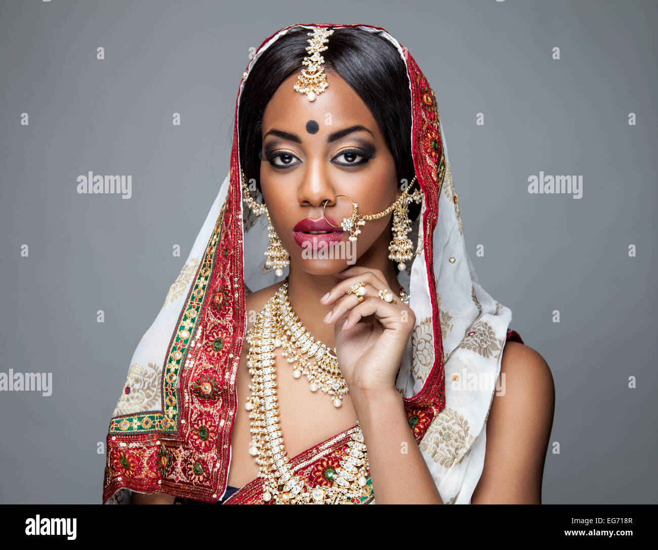 Esotica cucina indiana sposa vestito per cerimonia di nozze Foto Stock