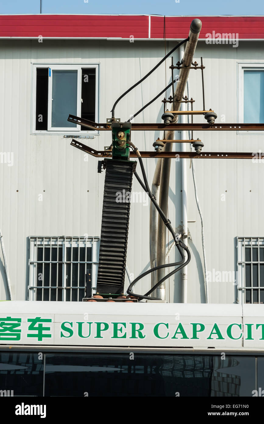 Shanghai, Cina - 7 Aprile 2013: alimentazione elettrica autobus ibrido carica presso la città di Shanghai in Cina il 7 aprile 2013 Foto Stock