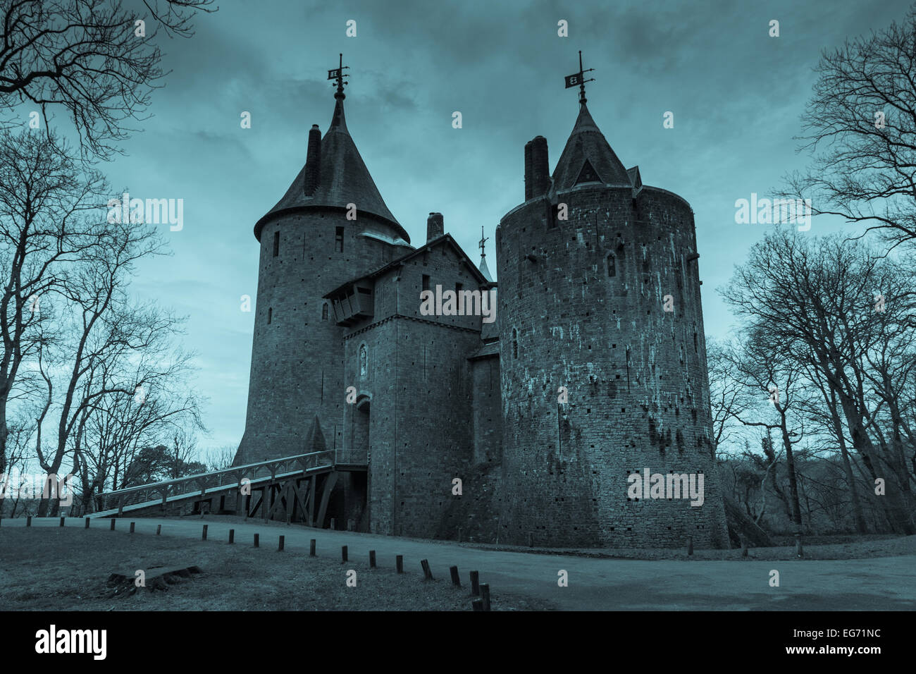 Castell Coch (gallese per il Castello Rosso) è situato nel villaggio di Tongwynlais, vicino a Cardiff. Foto Stock