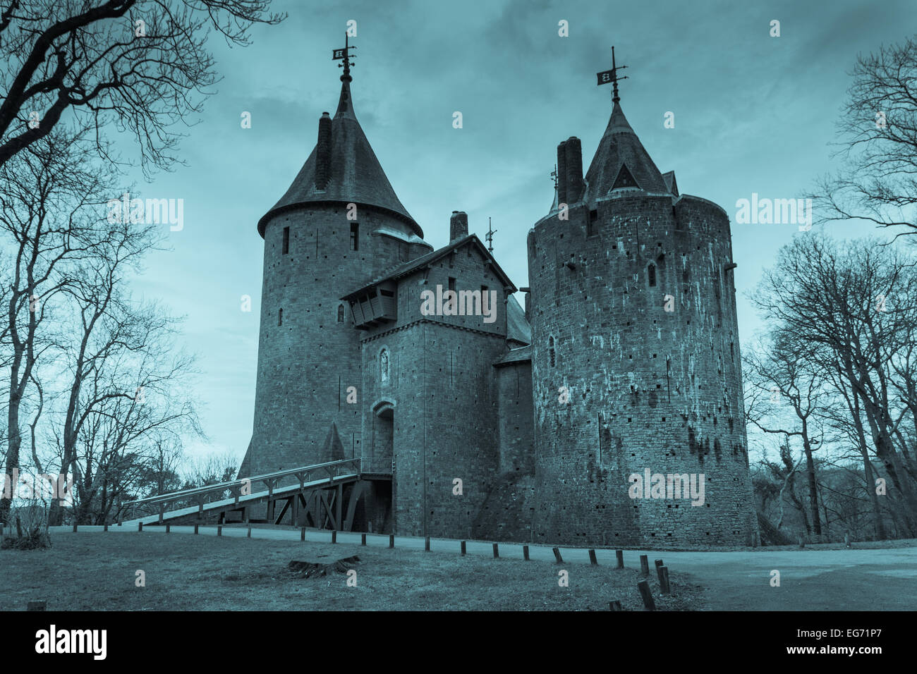 Castell Coch (gallese per il Castello Rosso) è situato nel villaggio di Tongwynlais, vicino a Cardiff. Foto Stock