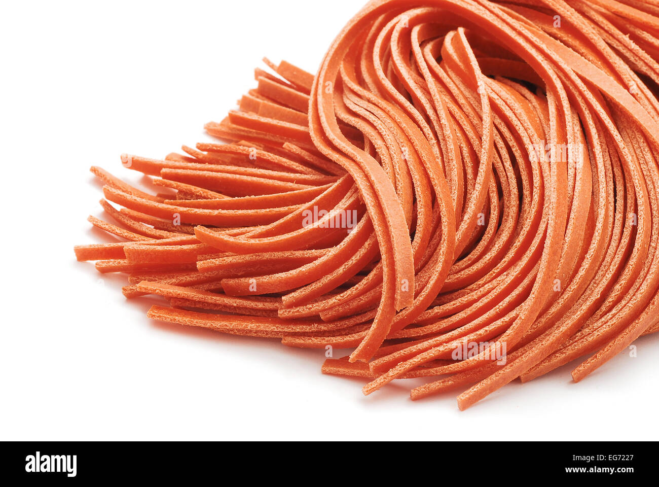 Fettuccine alla pasta di colore rosso su bianco Foto Stock