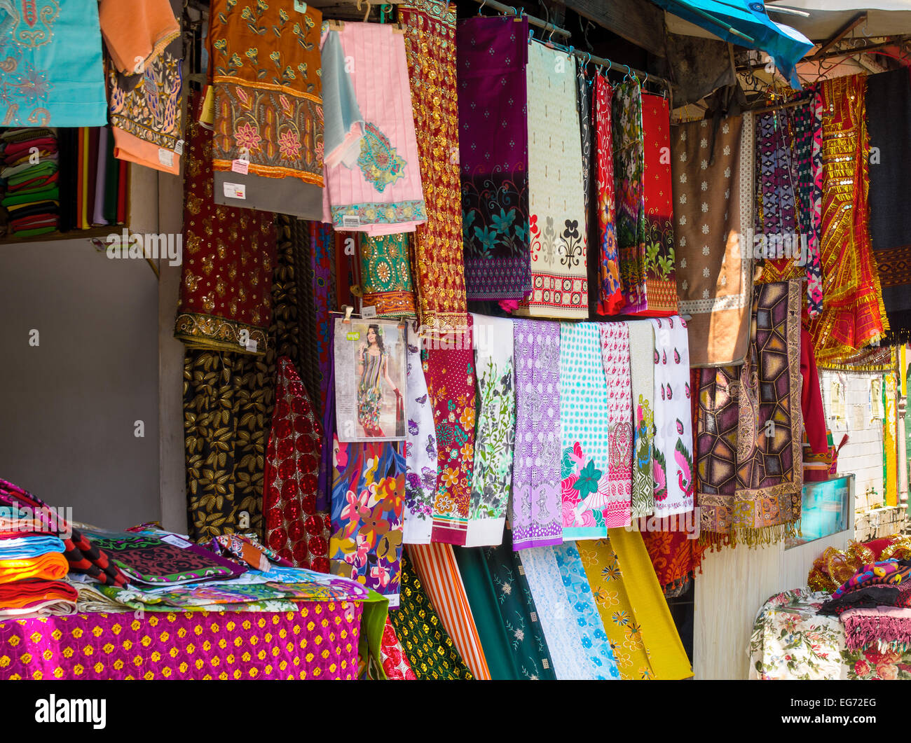 Tessuti e sciarpa counter Foto Stock