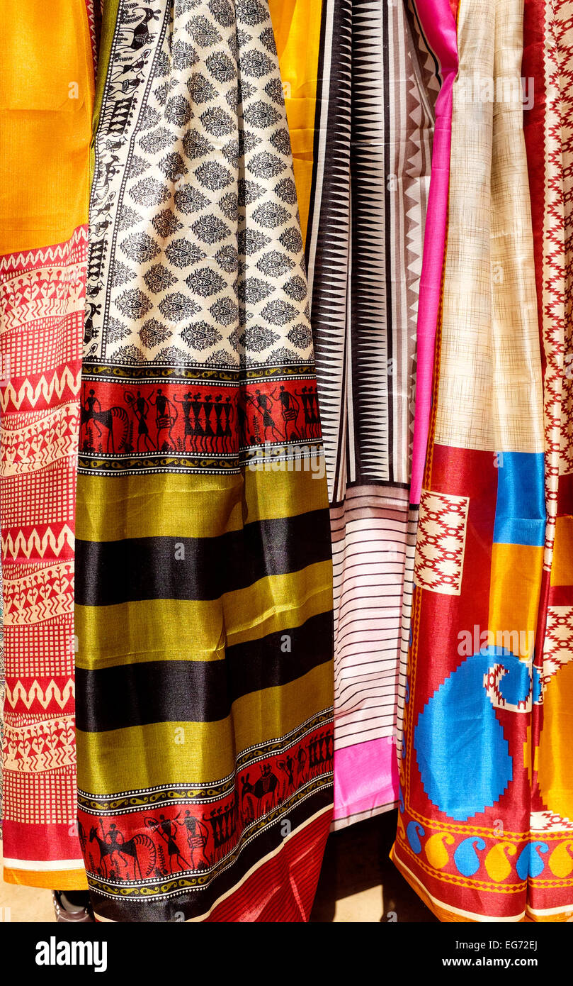 Tessuti colorati e scialli in un mercato in stallo Foto Stock