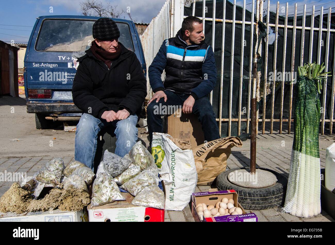 Nazim Korca, 62 (sinistra) è una lingua albanese professore nell est del Kosovo ma viene fornito con cadenza settimanale per il vecchio bazaar a Pristina per vendere le erbe e le foglie di tè per sostenere un buon vivere, nella foto 17 febbraio 2015. Il Kosovo ha uno dei più alti livelli di povertà in Europa. Secondo il PNUD, il paese ha un numero maggiore di persone che vivono in condizioni di estrema povertà rispetto a dieci anni fa. Foto: Valerie Plesch/dpa Foto Stock