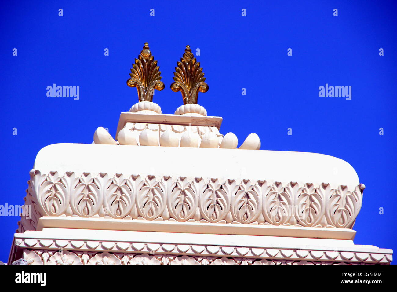Punta del balcone montato con due marrone scuro vetro cristallo pezzi al City Palace di Udaipur, Rajasthan, India, Asia Foto Stock
