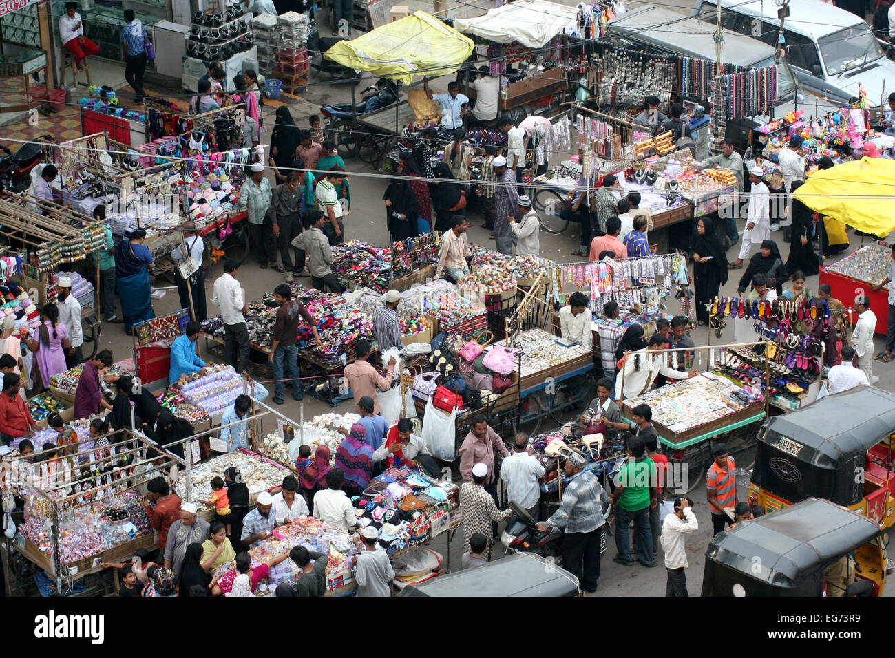 La gente lo shopping nel mercato di strada a Laad Baazar per schiave vicino charminar martedì ottobre 1,2013 in Hyderabad,AP,l'India. Foto Stock