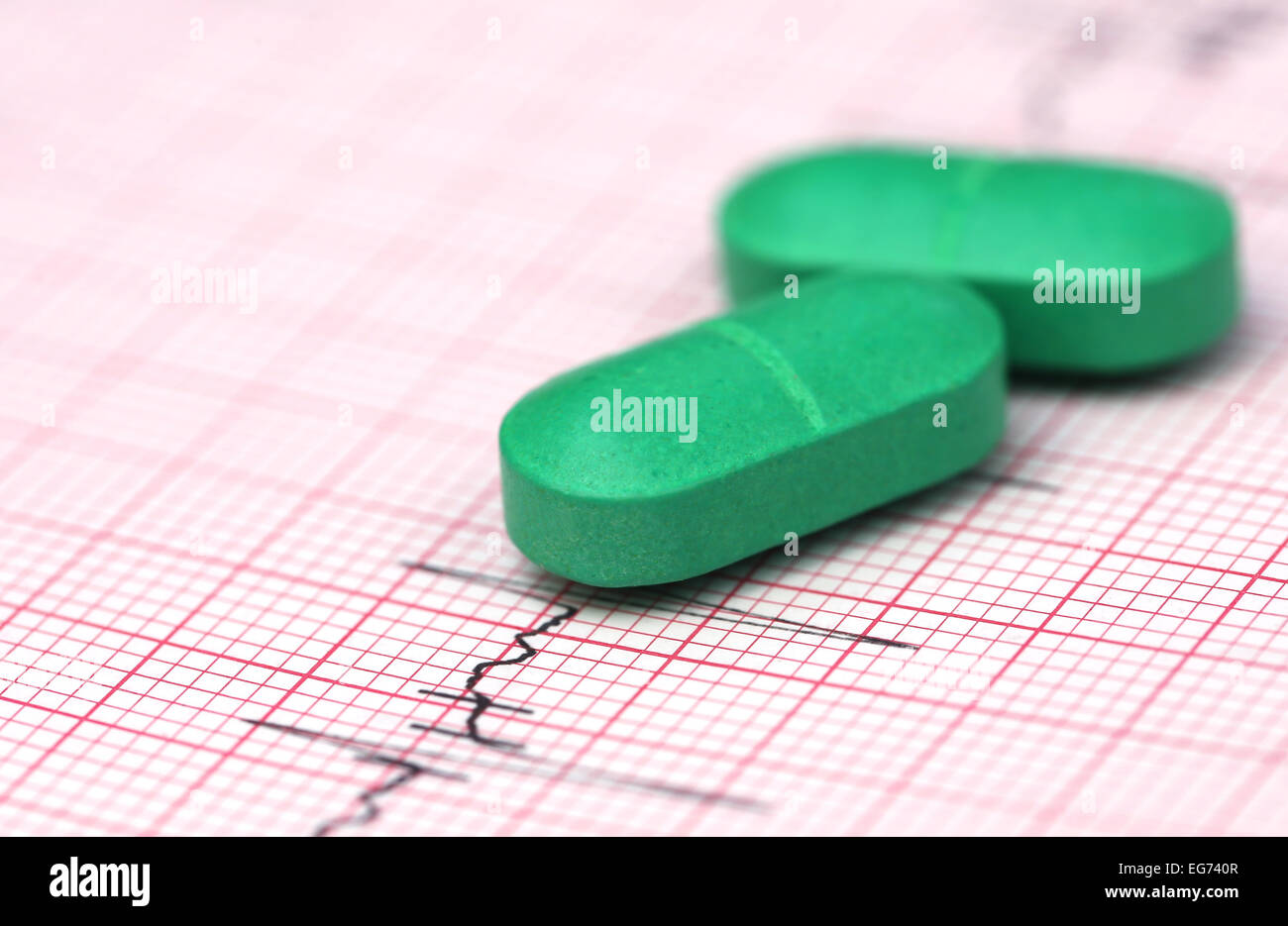 In prossimità dell'elettrocardiografo con le pillole Foto Stock