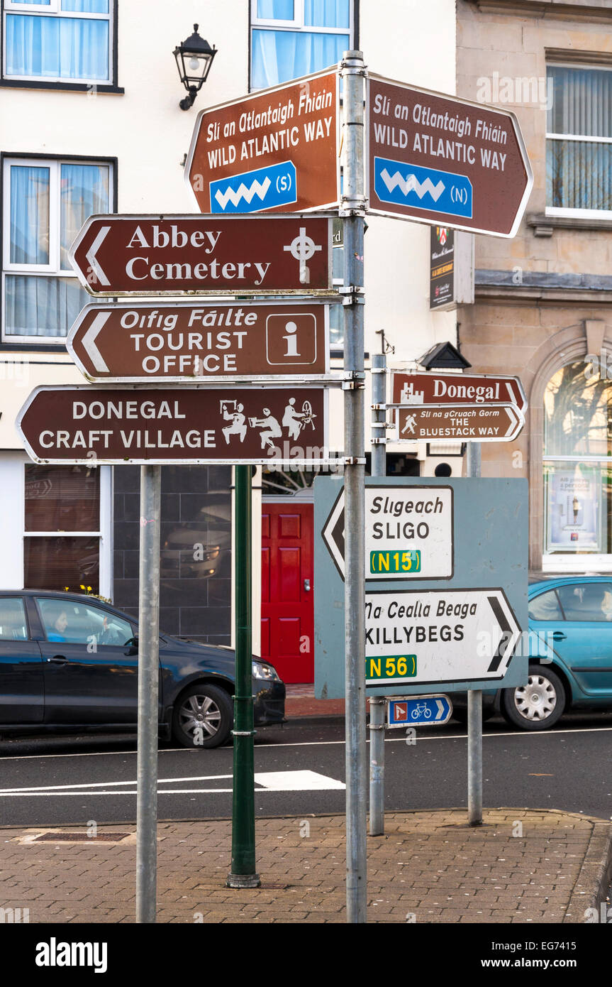 Insegne su il diamante a Donegal Town Foto Stock