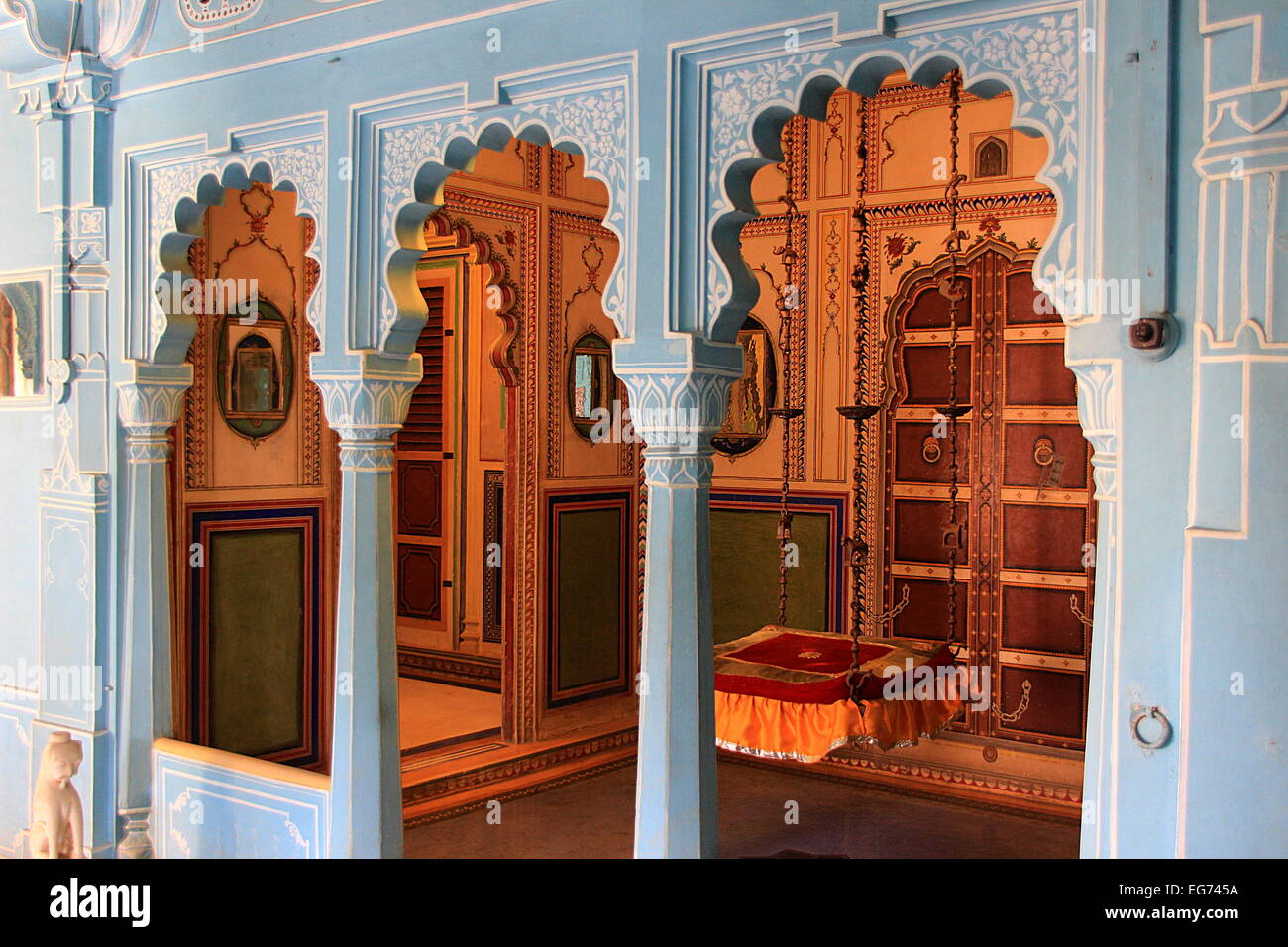 Interno del palazzo con il cuscino del sedile oscillante al City Palace di Udaipur, Rajasthan, India, Asia Foto Stock