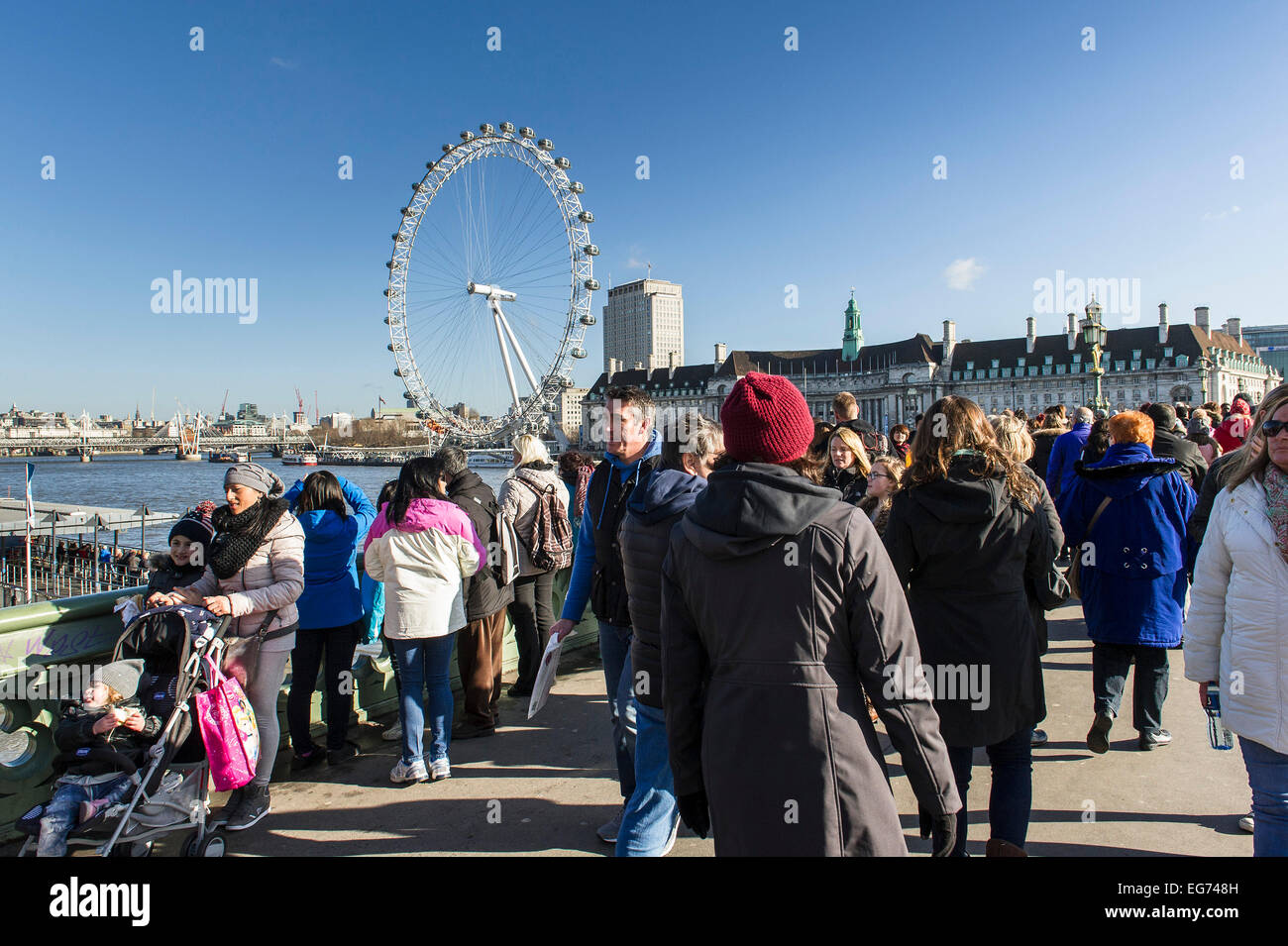 I turisti affollano Westminster Bridge in una giornata di sole a Londra. Foto Stock