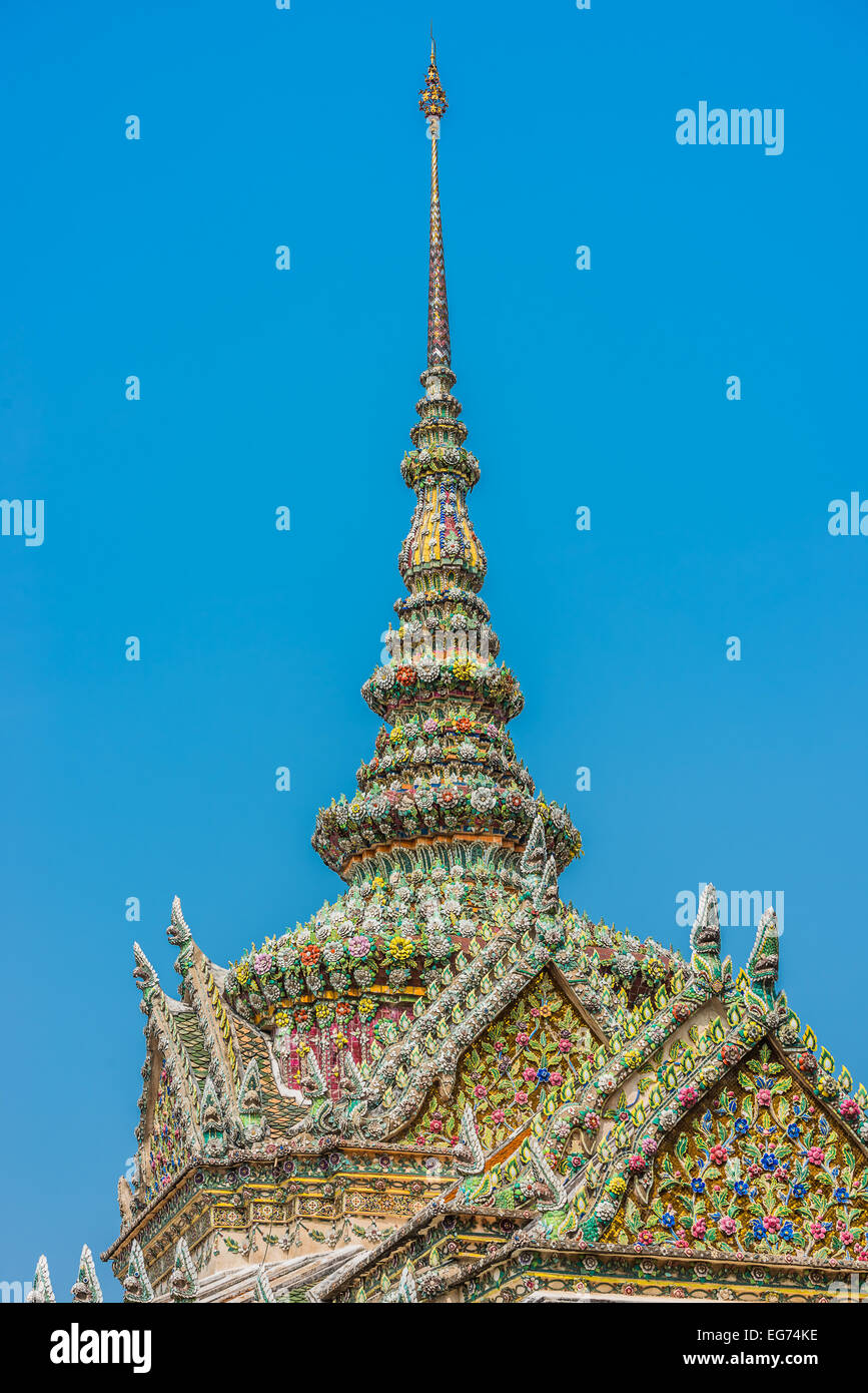 Chedi tetto dettaglio Grand Palace a Bangkok in Tailandia Foto Stock