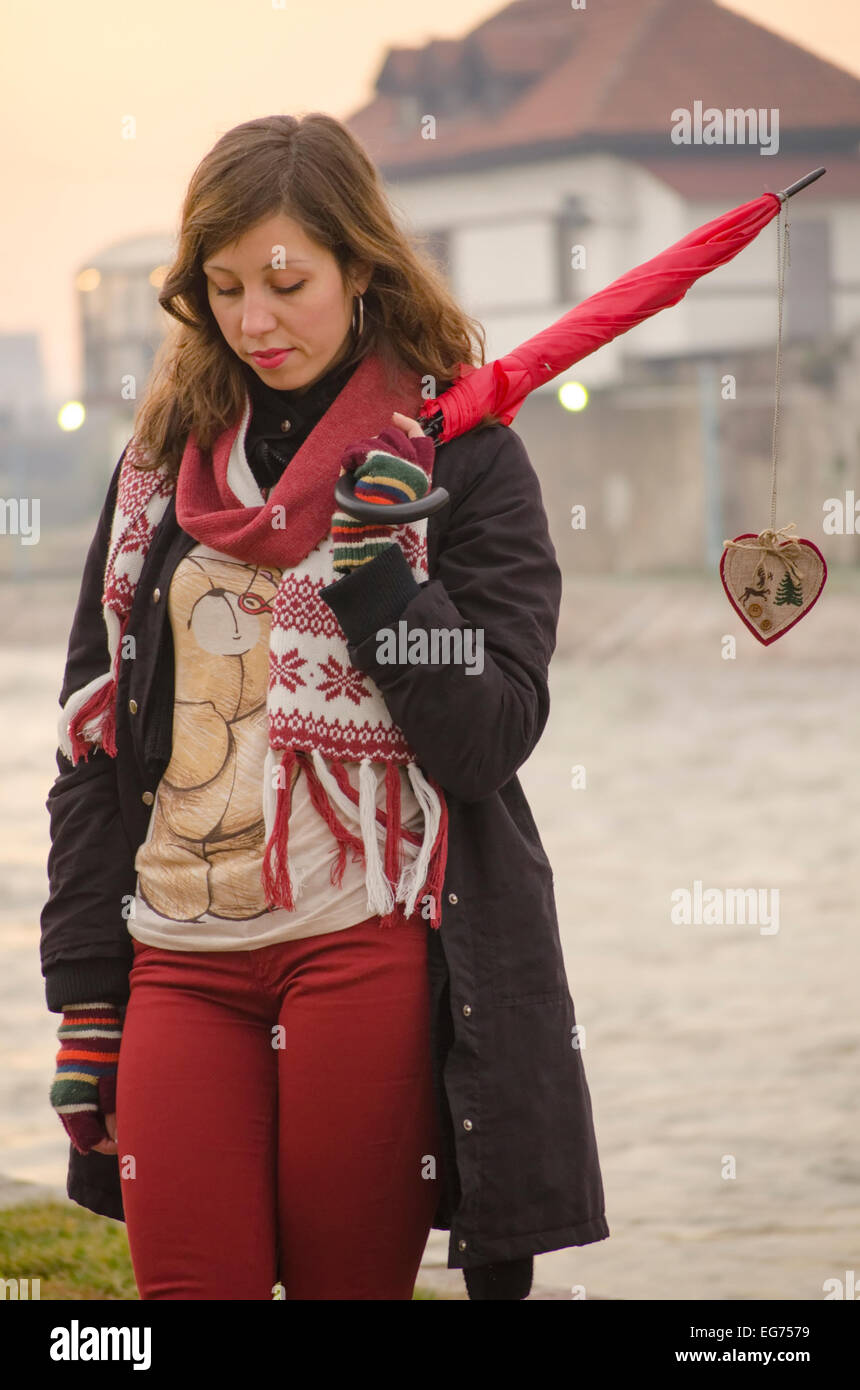 Ragazza triste da sola per San Valentino in esterno, passeggiate vicino al fiume Foto Stock