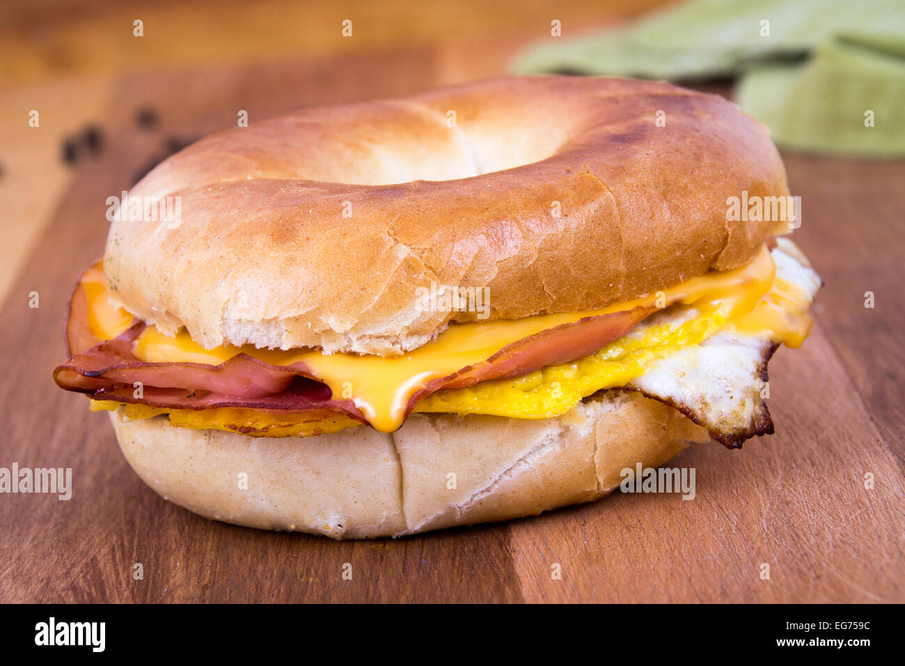 Prosciutto Formaggio e uova Bagel colazione panino Foto Stock