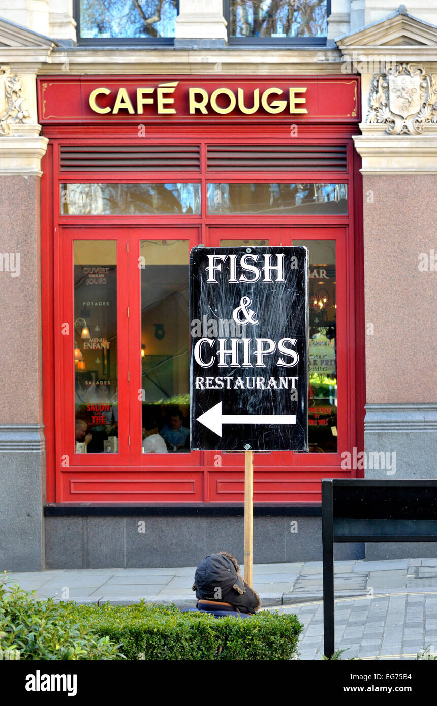 Londra, Inghilterra, Regno Unito. Uomo in possesso di un pesce e patatine firmare da un Cafe Rouge ristorante, San Paolo Foto Stock