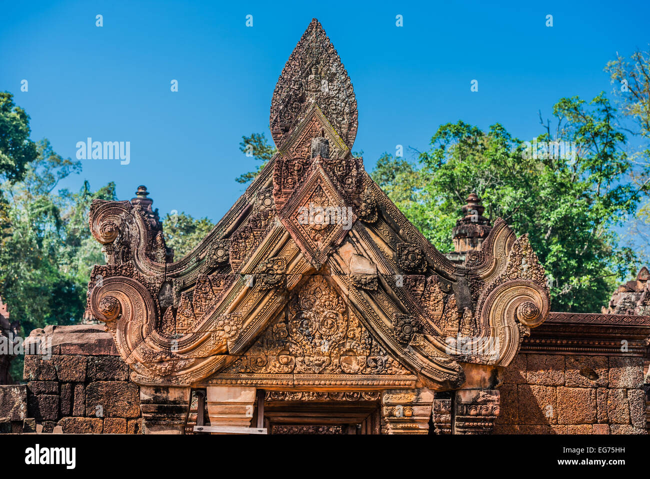 Scolpiti pendiment Siva dio al Banteay Srei rosa hindu temple Cambogia Foto Stock