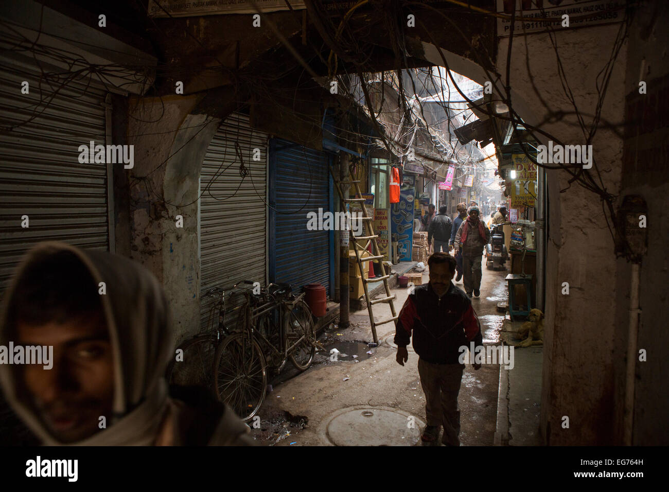 Vicolo buio nella Vecchia Delhi, India Foto Stock