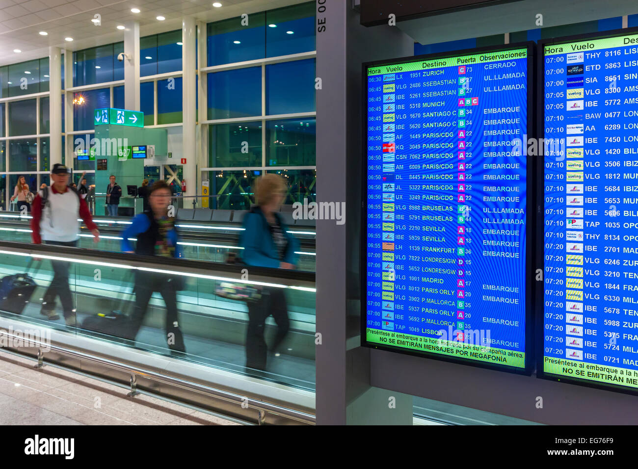 Spagna Isole Canarie Lanzarote, Arrecife, viaggiatori e pannello del display in aeroporto la mattina Foto Stock