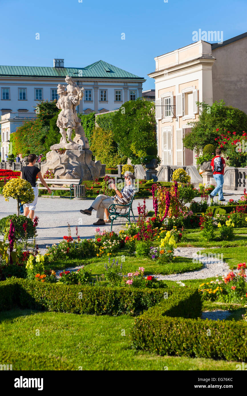 Austria, Salisburgo, il Giardino di Mirabell con Museo Barocco e la scultura Foto Stock