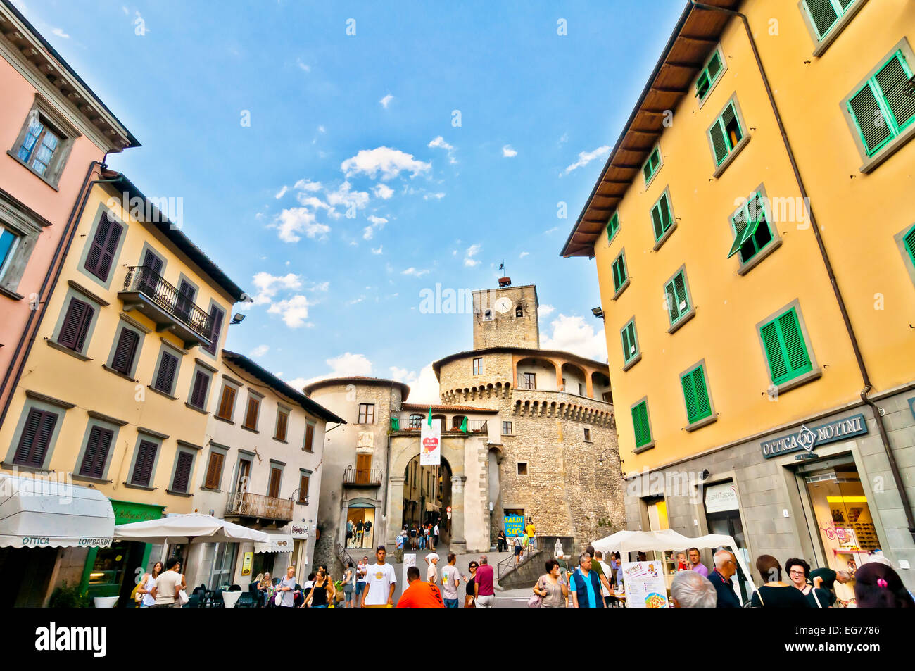 I turisti di visitare la piazza principale di Castelnovo Garfagnana, Italia. Foto Stock