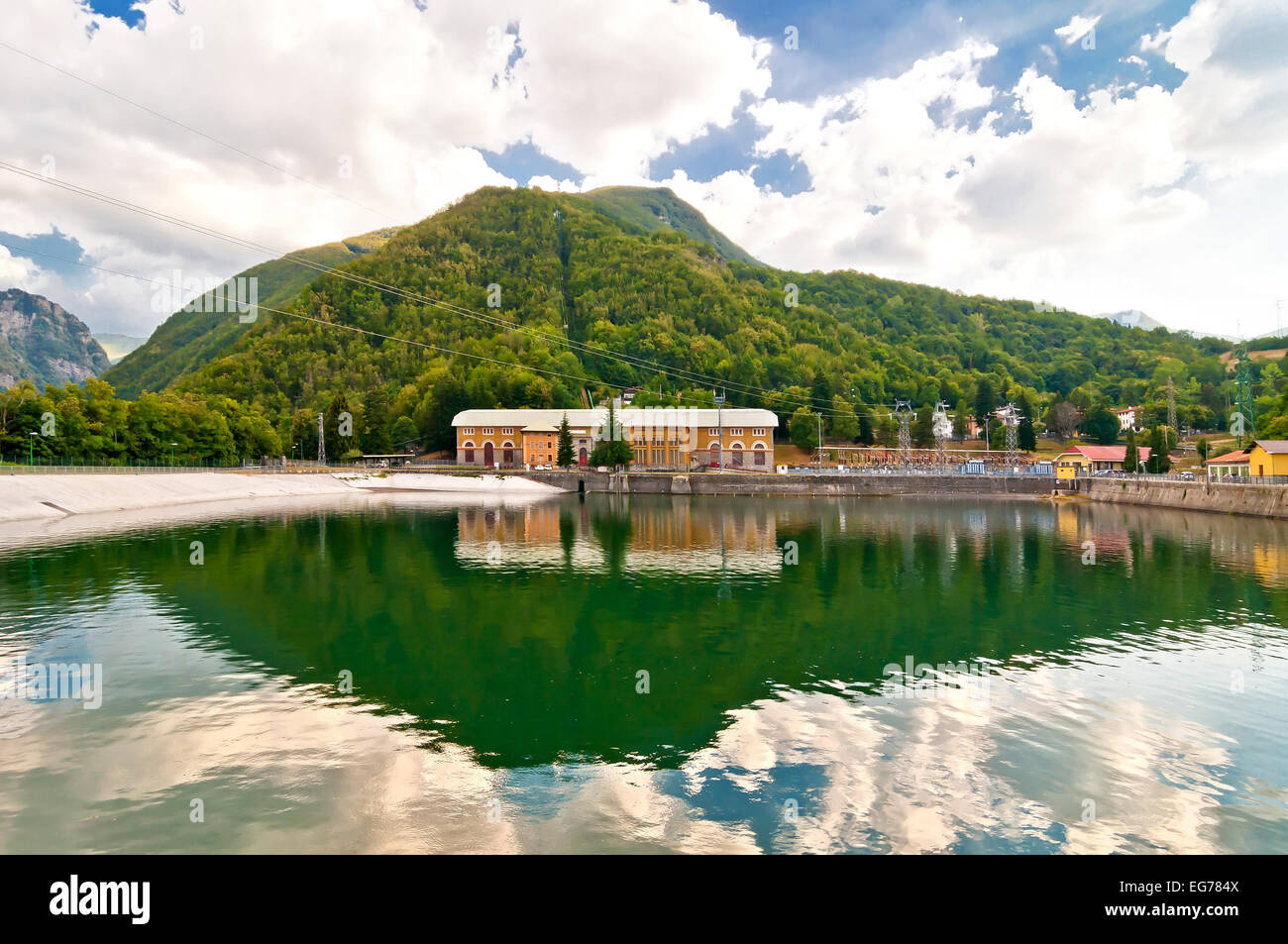 Paesaggio con la centrale idroelettrica e il lago a Ligonchio, Emilia Appennino, Italia Foto Stock