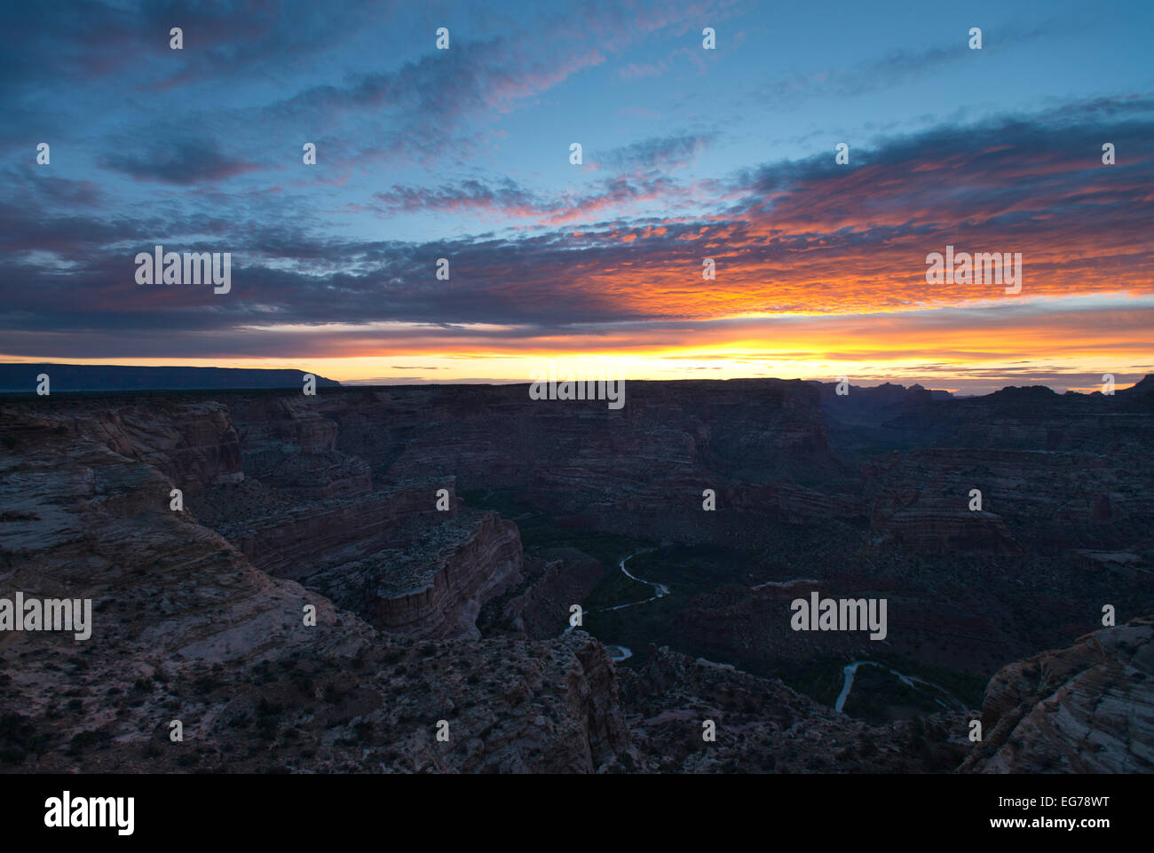 Il sole dipinge le nuvole per un caldo sud-occidentale di sunrise a cuneo Foto Stock