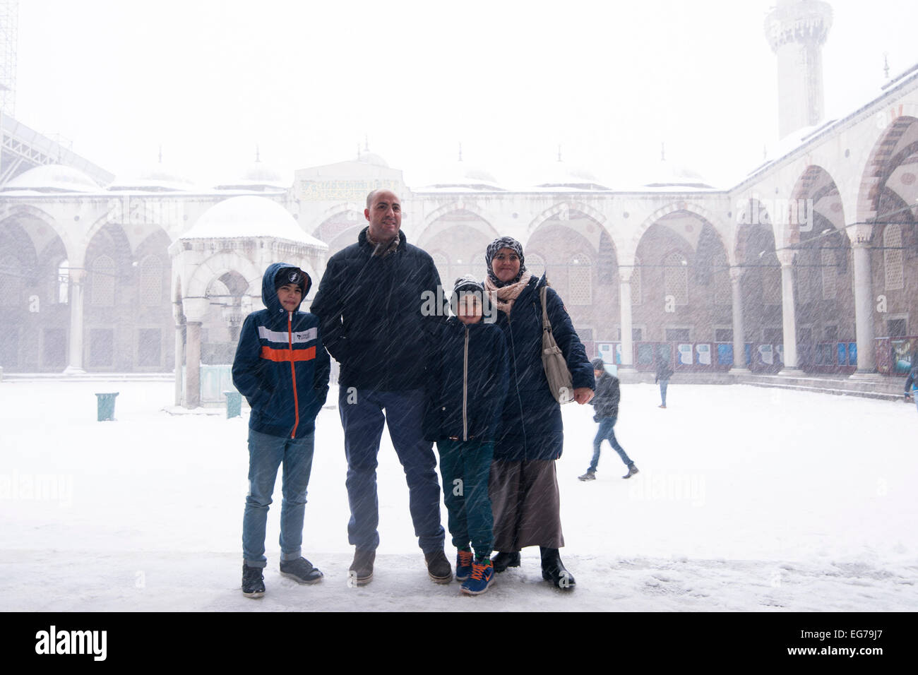 Istanbul, Turchia. 18 Febbraio, 2015. Pesante caduta di neve copre completamente di Istanbul e porta la città ad un cavalletto ancora. Nonostante le temperature di congelamento i turisti si divertono, soprattutto molti turisti arabo che spesso non hanno mai visto la neve prima. Credito: Claudia Wiens/Alamy Live News Foto Stock