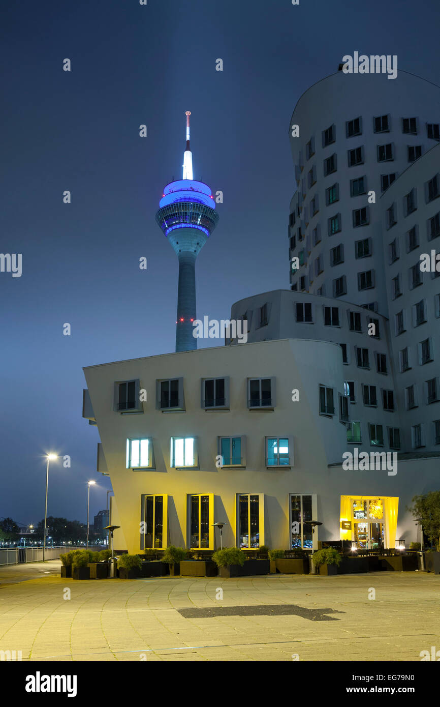 Germania, Duesseldorf, media Harbour, Neuer Zollhof e Torre sul Reno di notte Foto Stock