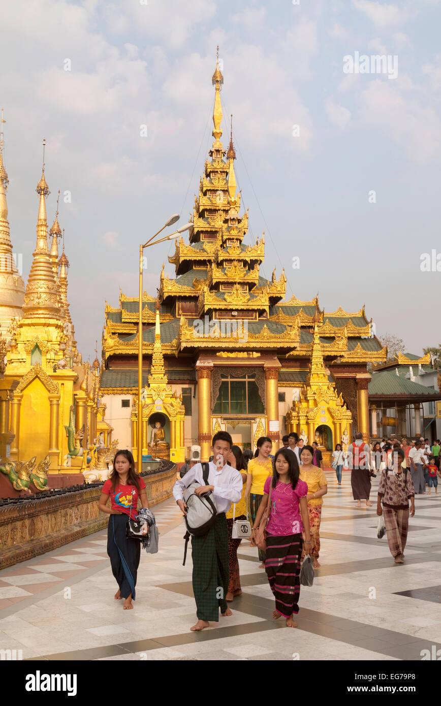 Locali di cittadini birmani mix con i turisti al tramonto, Shwedagon pagoda complessa, Yangon, Myanmar ( Birmania ), Asia Foto Stock