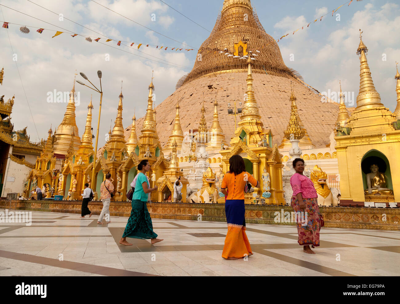 Donne birmane all'Shwedagon pagoda Yangon, Myanmar ( Birmania ), Asia Foto Stock