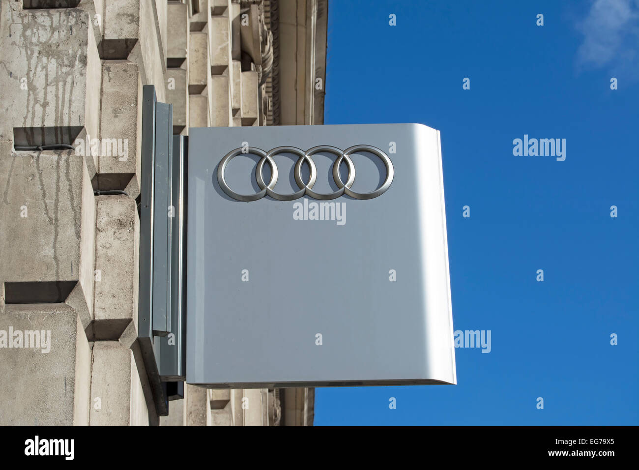 Parete fissa il logo audi a audi city, Piccadilly, Londra, Inghilterra Foto Stock