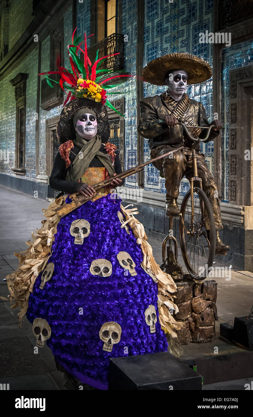 Città del Messico - Novembre, 21, 2013: Messico musicisti di strada che celebra il Dia de los Muertos o il Giorno dei Morti Foto Stock