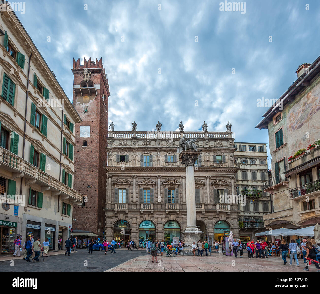 VERONA, Italia - Giugno, 03, 2011: Piazza delle Erbe e Palazzo Maffei. Questa piazza è il mercato centrale di Verona e la vita Foto Stock