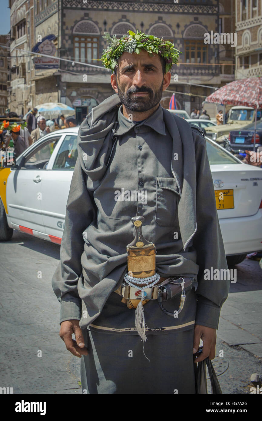 SANAA, YEMEN - Febbraio, 20: Traditionaly vestito uomo yemenita in strada di Sanna, Yemen, in febbraio, 20, 2011 Foto Stock