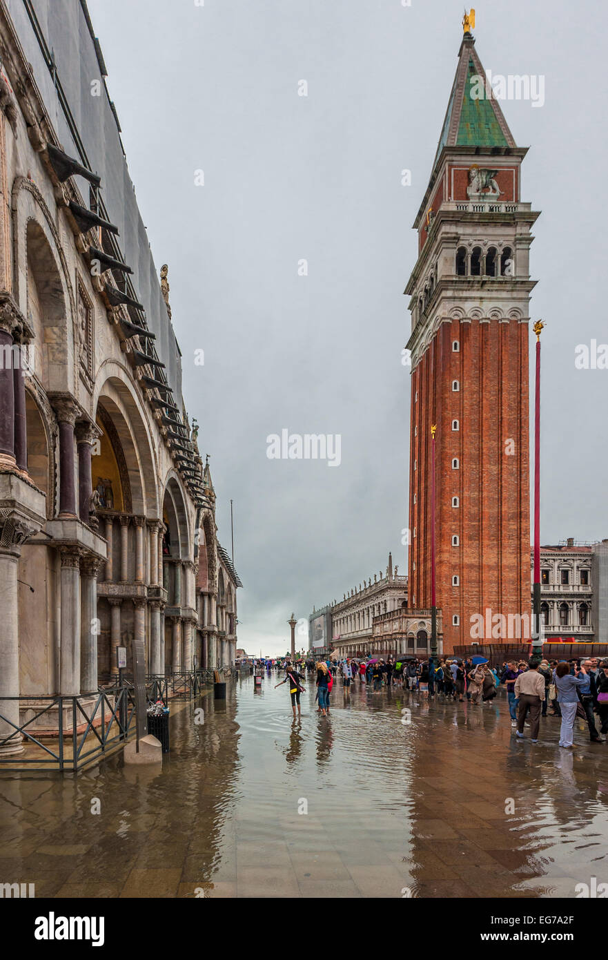 Venezia, Italia - Giugno, 07: alluvione a Venezia, l'acqua alta in Piazza San Marco in giugno, 07, 2011 a Venezia, Italia Foto Stock