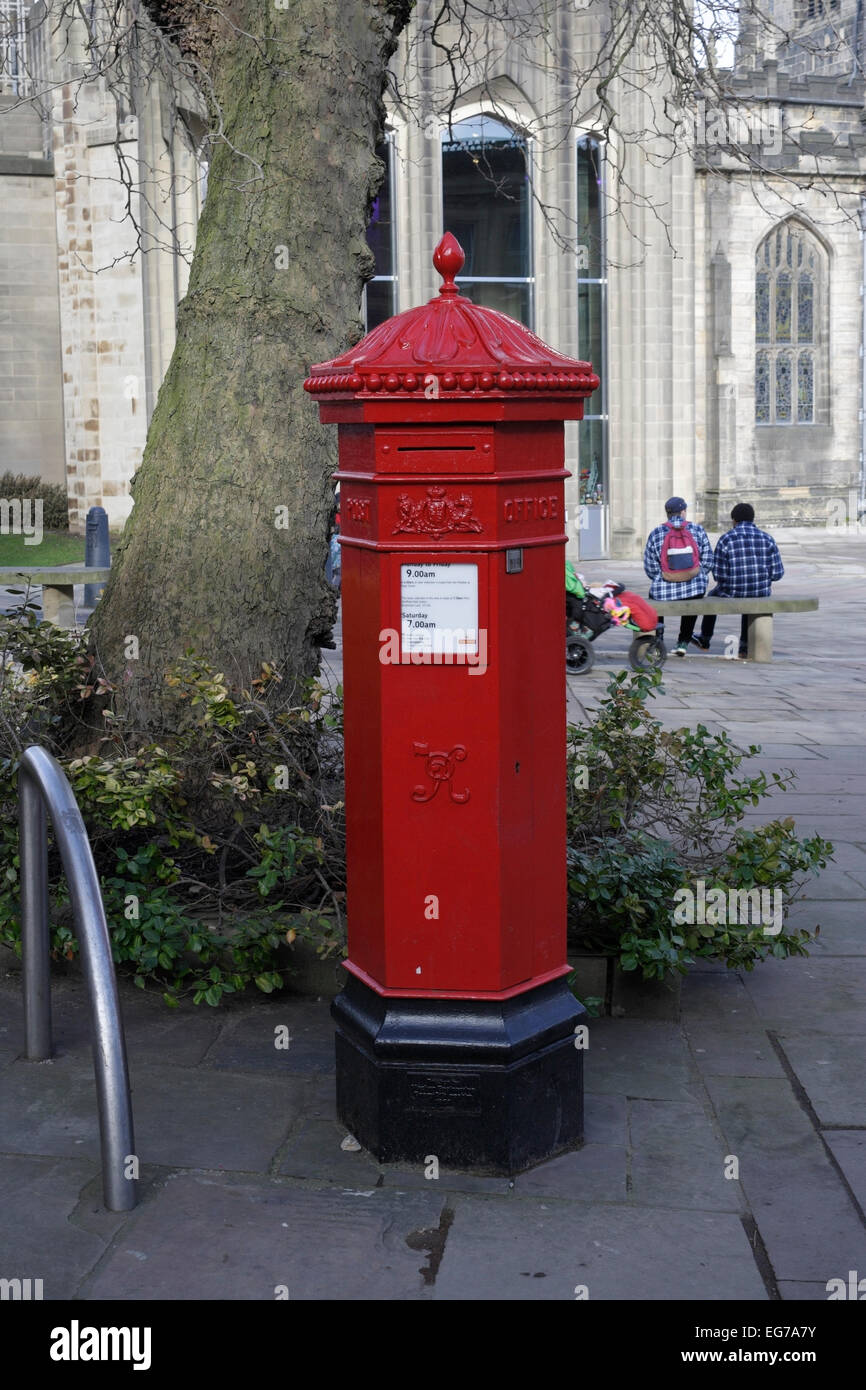 Una cassetta postale vittoriana rossa all'esterno della cattedrale di Sheffield, nel centro di Londra, Inghilterra, Regno Unito Foto Stock