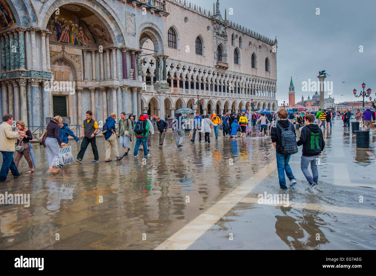 Venezia, Italia - Giugno, 07: alluvione a Venezia, l'acqua alta in Piazza San Marco in giugno, 07, 2011 a Venezia, Italia Foto Stock
