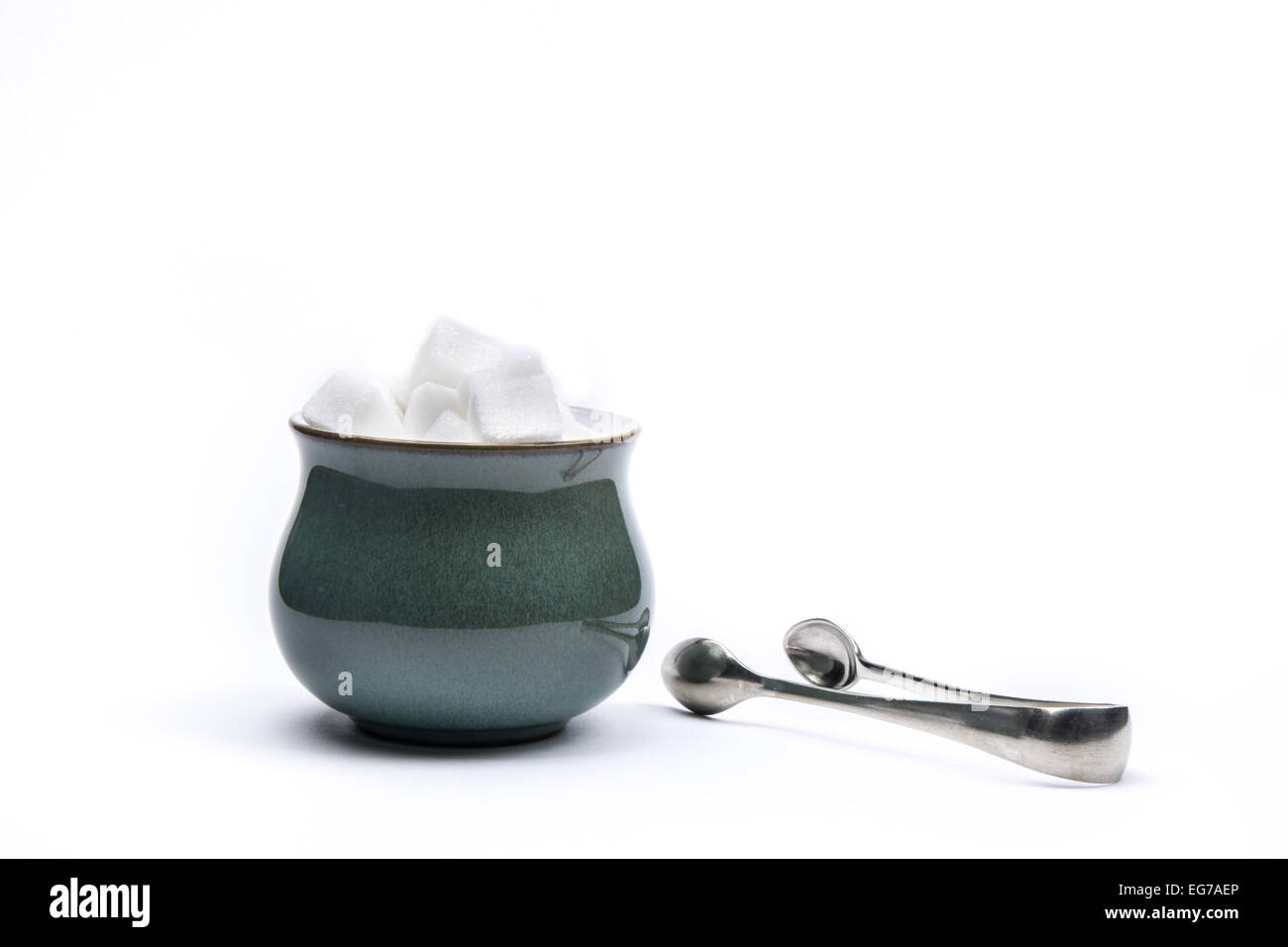 Zucchero bianco cubetti in una zuccheriera con argento Molla per lo zucchero Foto Stock