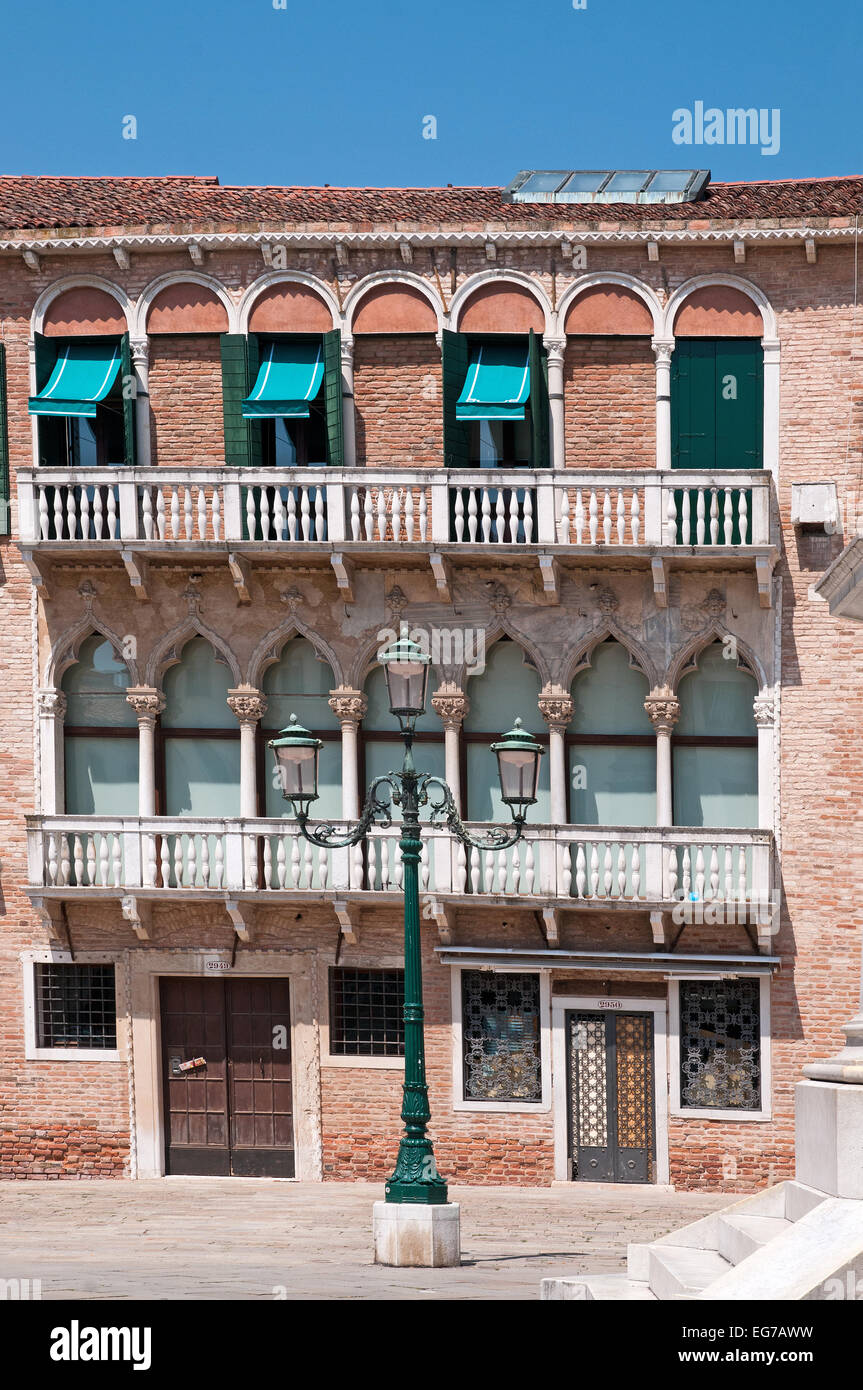 Elegante e tradizionale edifici in mattoni con splendidi balconi ed elegante via lampada stand in Campo San Stefano Venezia Italia Foto Stock