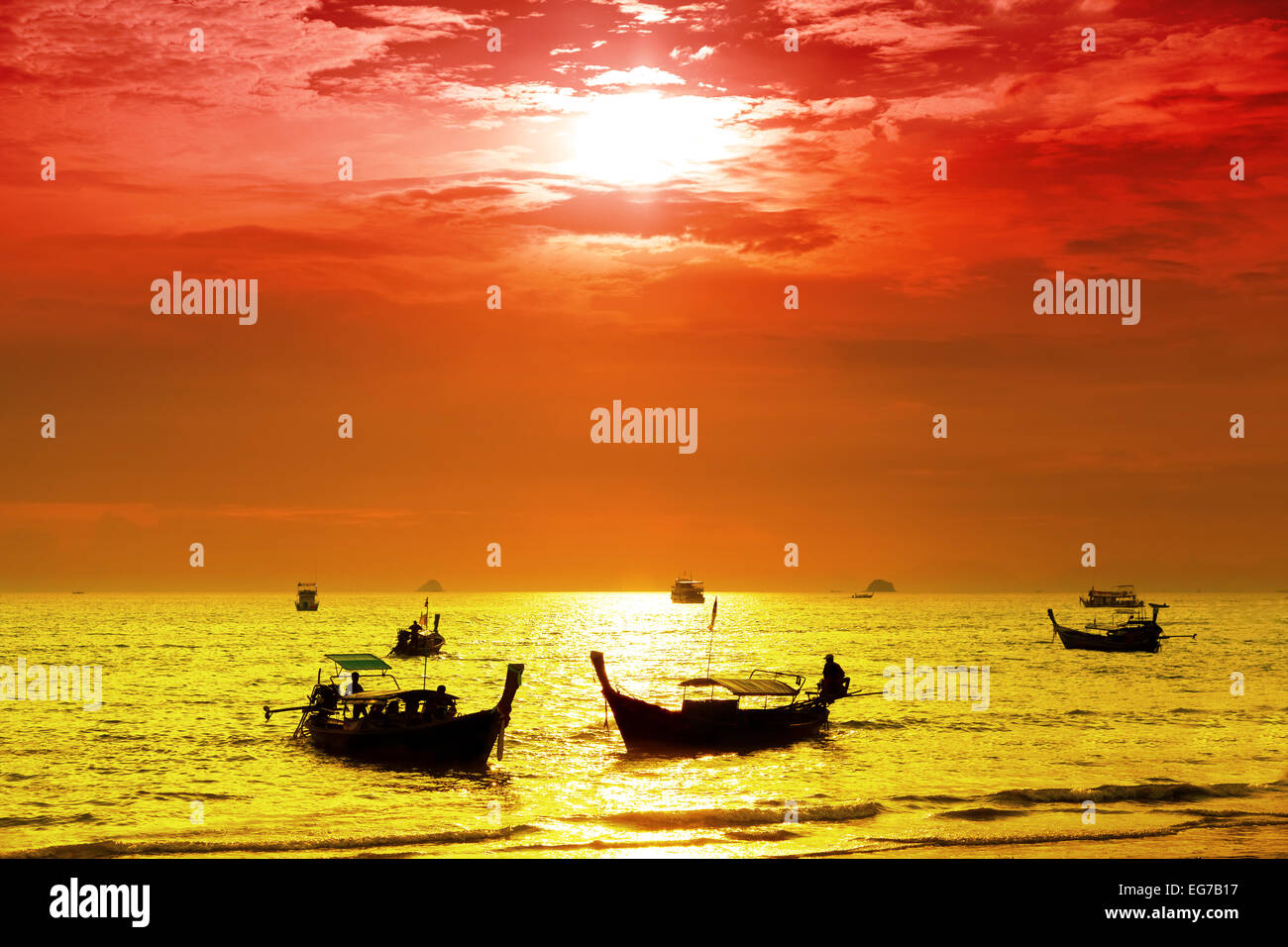 Colore intenso tramonto sull'oceano pacifico. Foto Stock