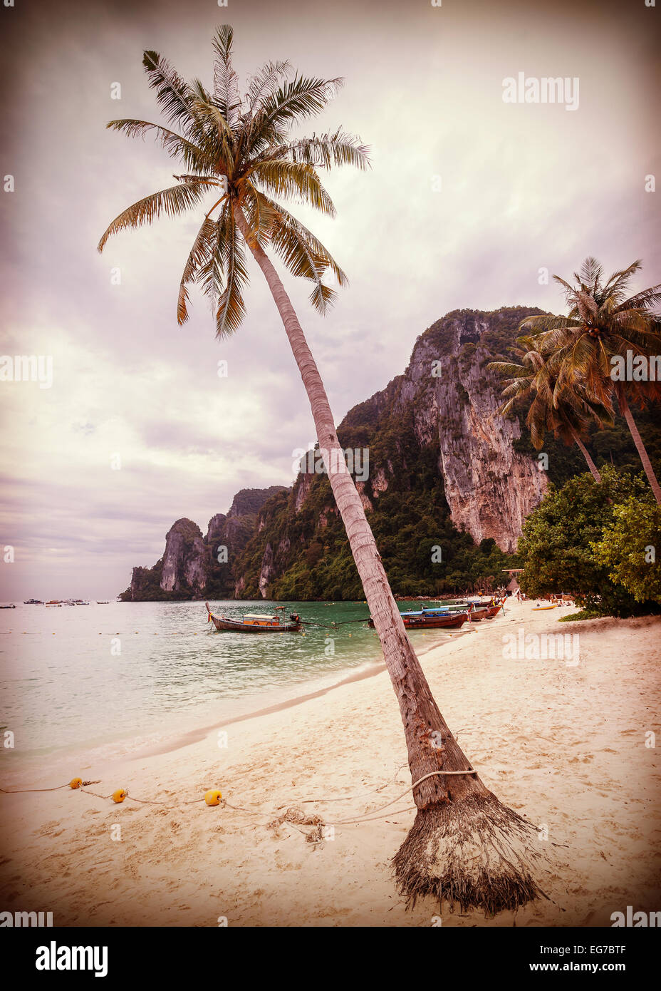 Vintage retrò stilizzata spiaggia tropicale con palme. Foto Stock